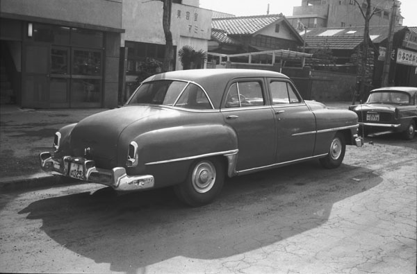 51-2b (090-36E) 1951 Chrysler Windsor 4dr Sedan.jpg